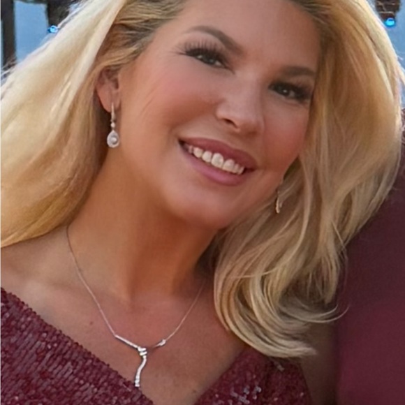 Meet your Posher, Lori - Picture 4 of 4